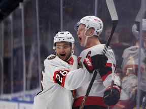 L'ailier gauche des Sénateurs d'Ottawa Brady Tkachuk célèbre son but avec le défenseur Erik Brannstrom (26 ans) lors de la première période contre les Sabres de Buffalo au KeyBank Center.