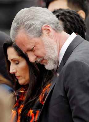 Le chef évangélique Jerry Falwell Jr. aurait joué à des jeux avec sa femme Becki dans lesquels ils classeraient les étudiants de la Liberty University avec lesquels ils voulaient le plus avoir des relations sexuelles, selon un étudiant qui prétendait avoir été intime avec Becki.