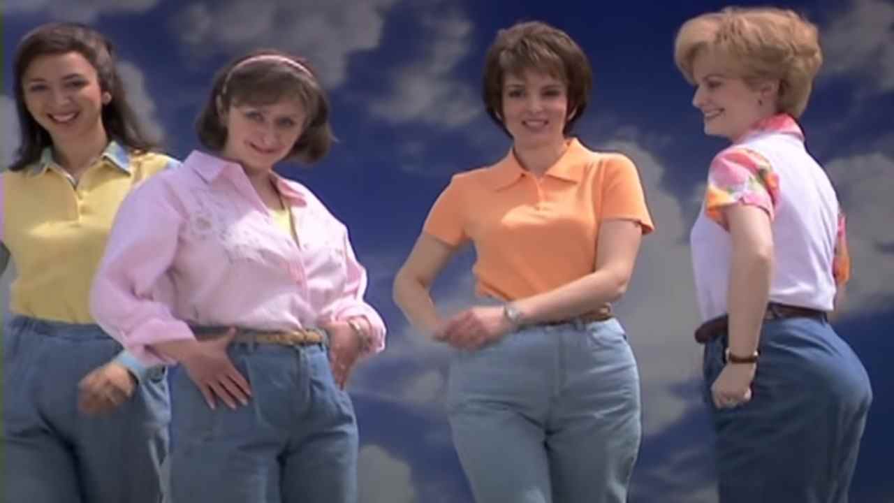 Maya Rudolph, Rachel Dratch, Tina Fey et Amy Poehler en jean mom sur SNL.