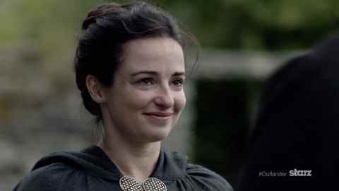 laura donnelly dans le rôle de jenny murray dans outlander