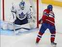 Cole Caufield des Canadiens marque son premier de deux buts en deuxième période, sur le côté court, contre le gardien des Maple Leafs Matt Murray lors de la deuxième période de la LNH à Montréal le mercredi 12 octobre 2022. 