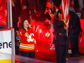 Josiane Huberdeau chante l'hymne national américain avant que les Flames de Calgary n'affrontent l'Avalanche du Colorado au Scotiabank Saddledome de Calgary le jeudi 13 octobre 2022.