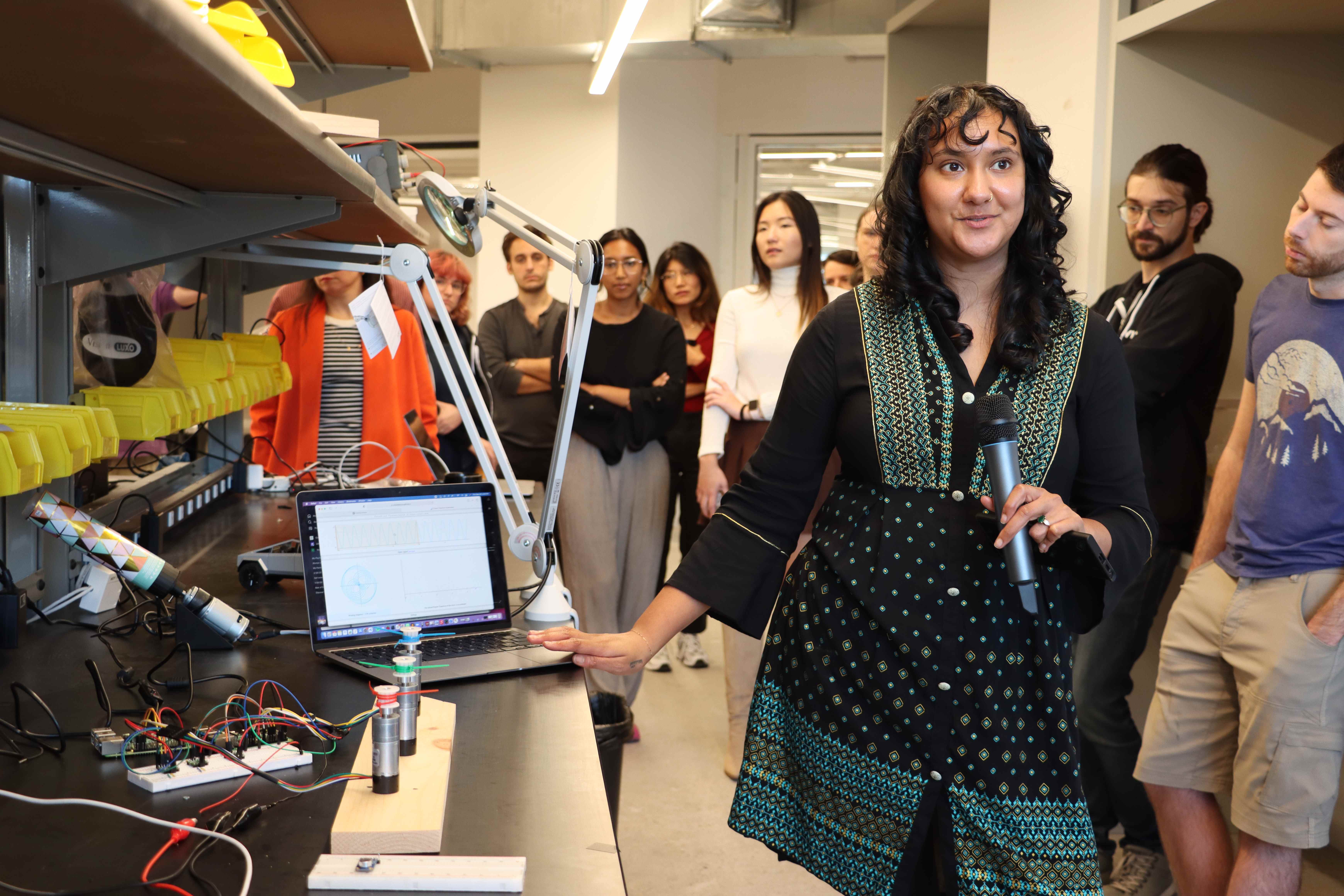 femme présentant au hackathon Viam