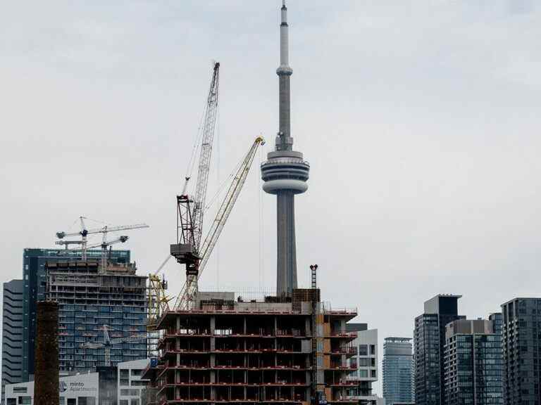 Les palmes des condos avant la construction peuvent être laissées tenant le sac lorsque les acheteurs disparaissent