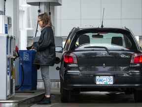 Remplir le réservoir d'essence n'est pas bon marché au Canada.