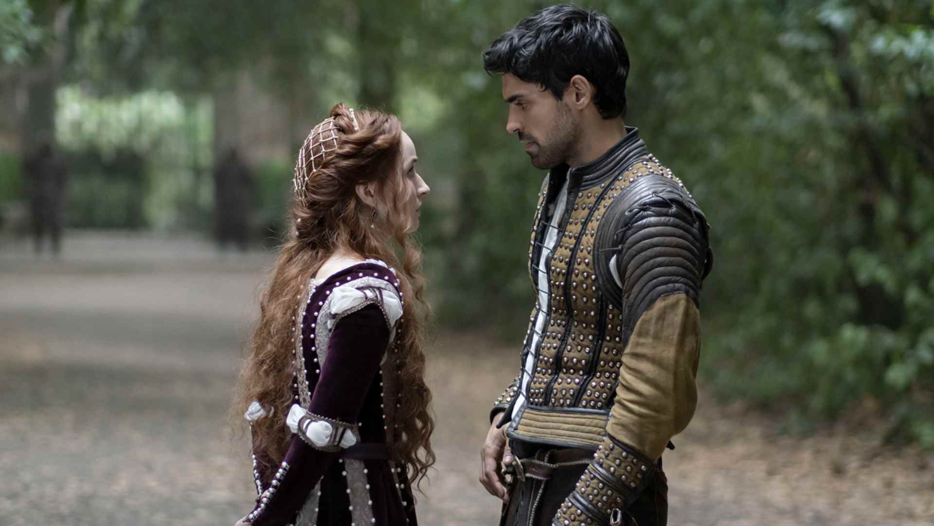 Kaitlyn Dever et Sean Teale dans Rosaline