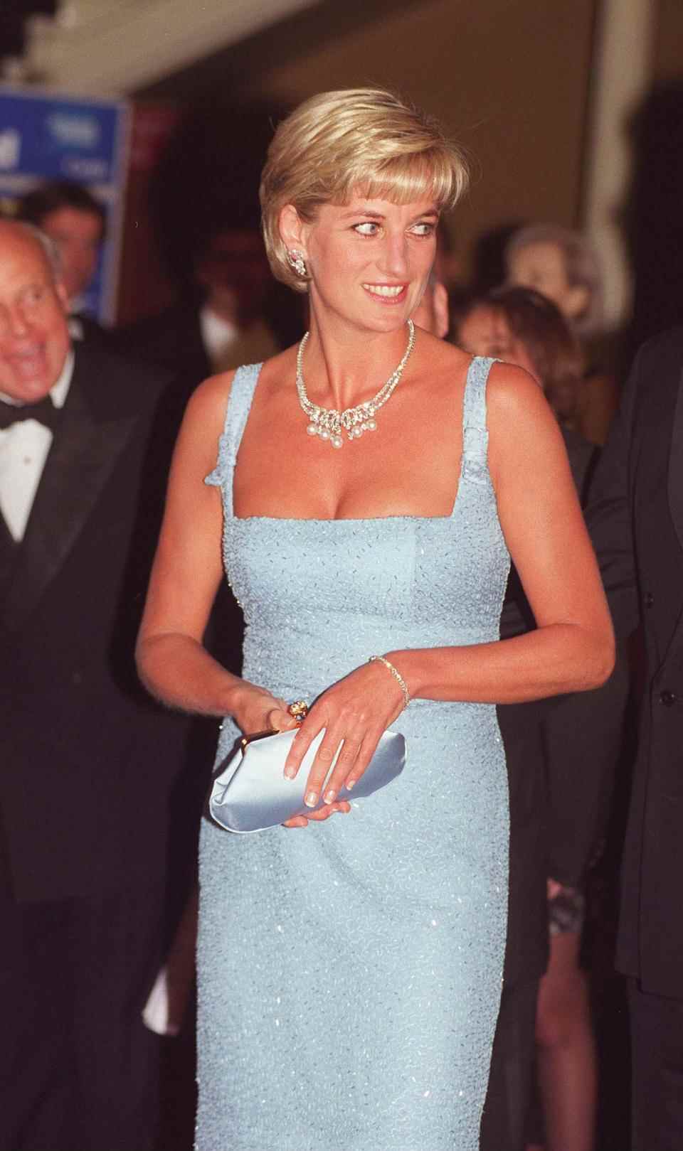 Londres - 03 juin : la princesse Diana assiste à une représentation de "Swan Lake"  par l'English National Ballet, portant une robe créée par le designer français Jacques Azagury au Royal Albert Hall le 3 juin 1997 à Londres, en Angleterre.  (Photo de Dave Benett/Getty Images)