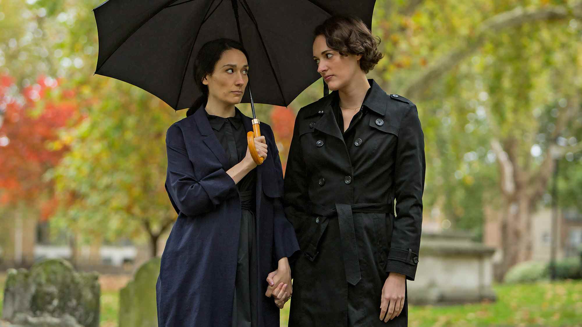 Sian Clifford (comme Claire) tient un parapluie sur elle-même et Phoebe Waller-Bridge (comme Fleabag) dans Fleabag