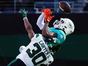 9 octobre 2022 ;  East Rutherford, New Jersey, États-Unis ;  Le demi de coin des Jets de New York Michael Carter II (30 ans) est appelé pour une interférence de passe tout en défendant le receveur large des Dolphins de Miami Jaylen Waddle (17 ans) au MetLife Stadium.