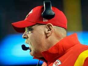 L'entraîneur-chef Andy Reid des Chiefs de Kansas City regarde depuis la ligne de touche pendant le match contre les Raiders de Las Vegas au Arrowhead Stadium le 10 octobre 2022 à Kansas City, Missouri.