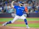 Alek Manoah, n ° 6, des Blue Jays de Toronto lance aux Mariners de Seattle lors de la première manche du premier match de leur série AL Wild Card au Rogers Center le 7 octobre 2022 à Toronto, Ontario, Canada. 