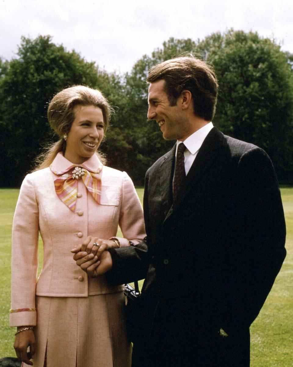 PA NEWS PHOTO 30/5/73 LA PRINCESSE ANNE ET LE CAPITAINE MARK PHILLIPS AU BUCKINGHAM PALACE, LONDRES LE MATIN APRÈS L'ANNONCE DE LEURS ENGAGEMENTS (Photo par PA Images via Getty Images)