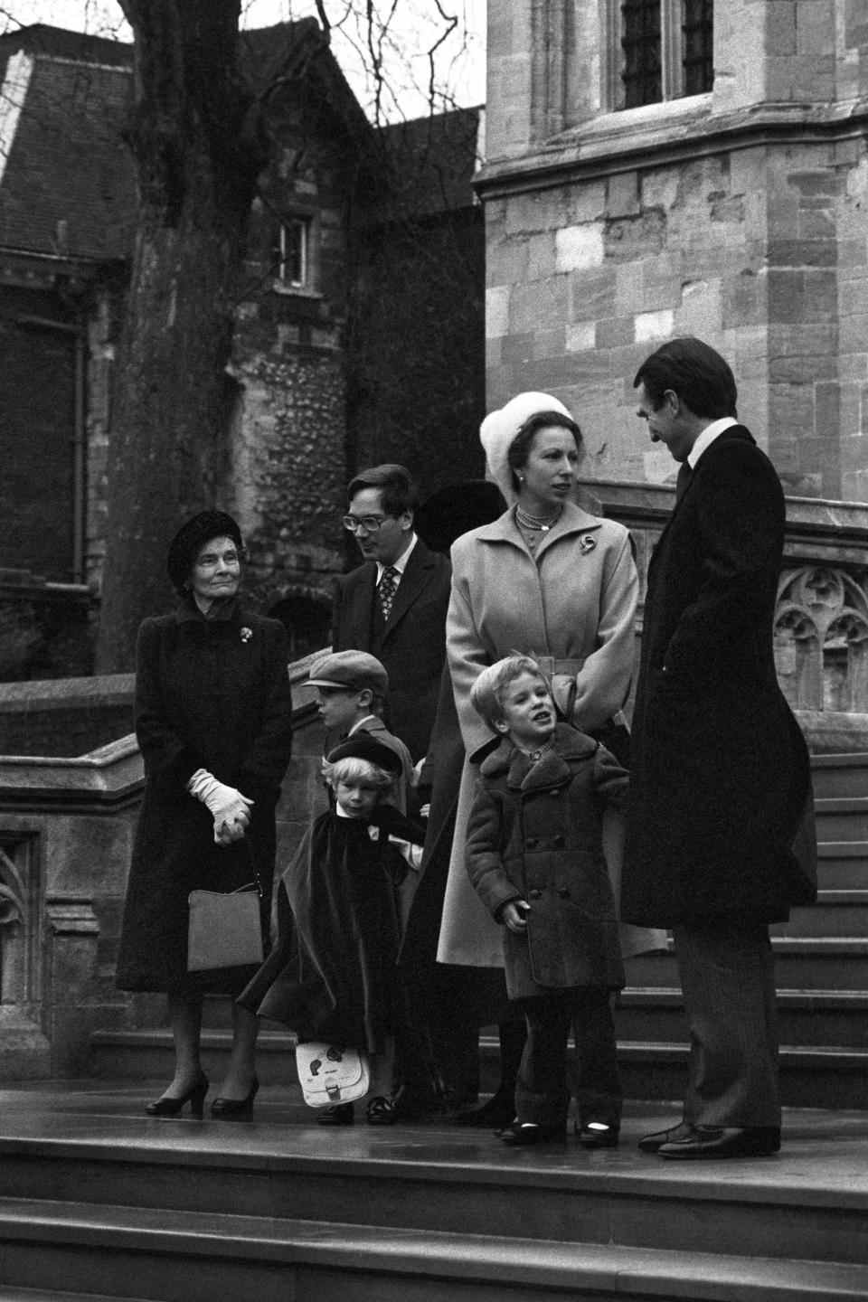 Le capitaine Mark Phillips et la princesse Anne sur les marches de la chapelle de Windsor avec leurs enfants, Zara et Peter Phillips.  Le service des matines du jour de Noël à la chapelle Saint-Georges fait partie des vacances royales traditionnelles de Noël, qui se terminent avec le nouvel an à Sandringham, Norfolk.  (Photo de PA Images via Getty Images)