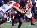 Adam Auclair du Rouge et Noir s'attaque aux Alouettes Chandler Worthy en deuxième mi-temps au Stade Molson lundi.