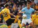 Le milieu de terrain portugais Joao Moutinho (L) de Wolverhampton Wanderers est en concurrence avec le milieu de terrain espagnol Rodri de Manchester City lors du match de football de la Premier League anglaise entre Wolverhampton Wanderers et Manchester City au stade Molineux de Wolverhampton, dans le centre de l'Angleterre, le 17 septembre 2022. 