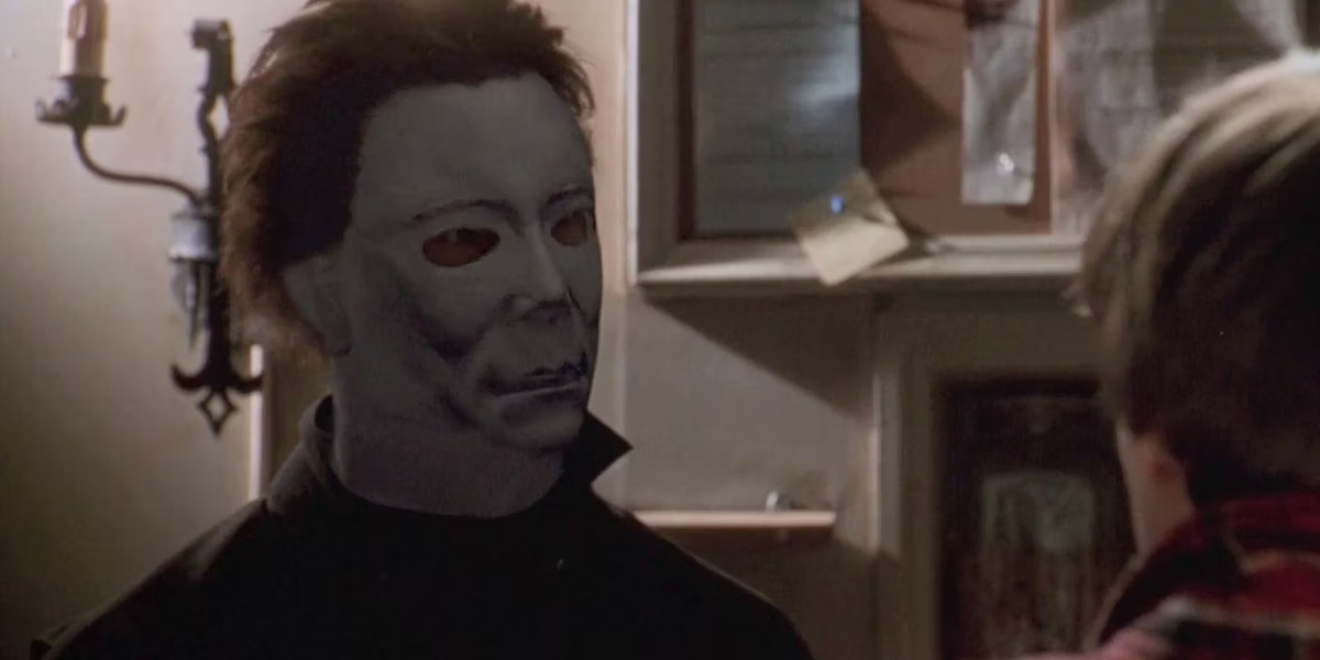 Michael Myers dans H20, avec des trous pour les yeux beaucoup plus grands dans le masque, regarde une personne effrayée.