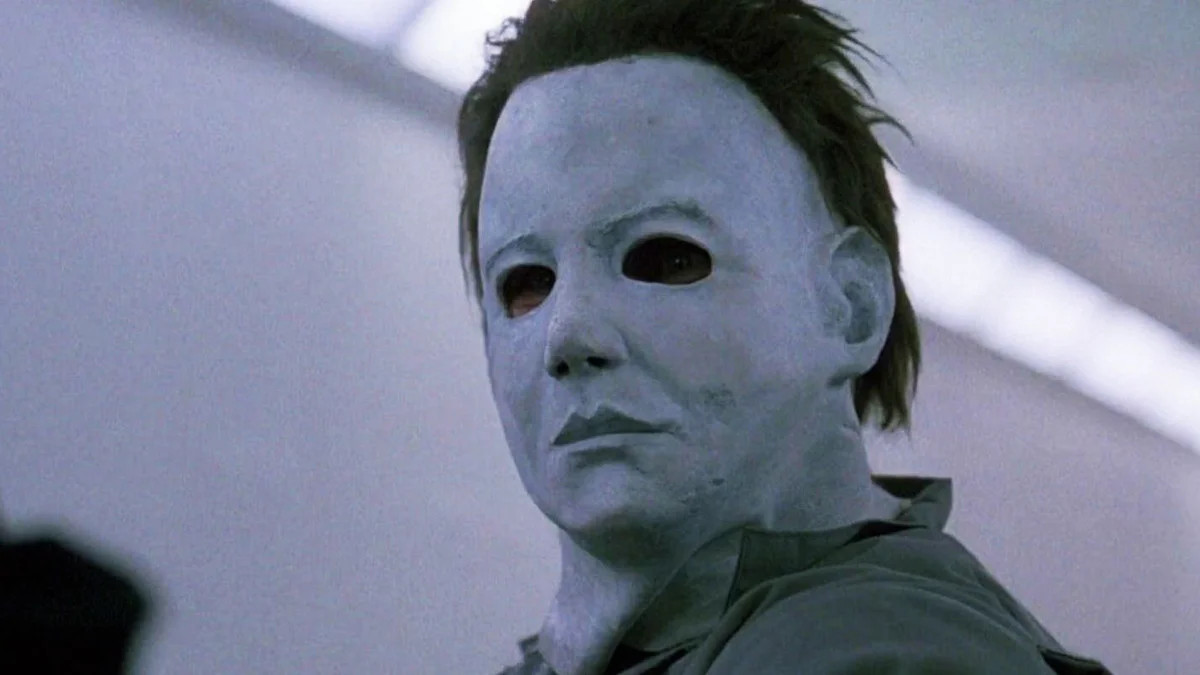 Masque de Michael Myers dans Halloween VI, avec une expression vide et peu de visibilité dans les yeux.