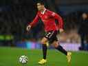 Cristiano Ronaldo de Manchester United court avec le ballon lors du match de Premier League entre Everton FC et Manchester United à Goodison Park le 9 octobre 2022 à Liverpool, en Angleterre.