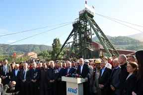 Le président turc Tayyip Erdogan s'entretient avec les médias alors qu'il visite la mine de charbon après une explosion à Amasra dans la province de Bartin, au nord de la Turquie, le 15 octobre 2022.