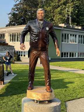 Les bonnes gens de Hope, en Colombie-Britannique, peuvent maintenant contempler quotidiennement cette effigie du shérif Will Teasle, le principal antagoniste du film de 1982 First Blood (qui a été tourné à Hope).  La statue a été dévoilée dans le cadre d'une série d'événements du week-end de Thanksgiving à Hope commémorant le 40e anniversaire du film.  Il y a déjà une statue dans Hope du protagoniste du film, John Rambo, mais ils l'ont dévoilée il y a quelques années.