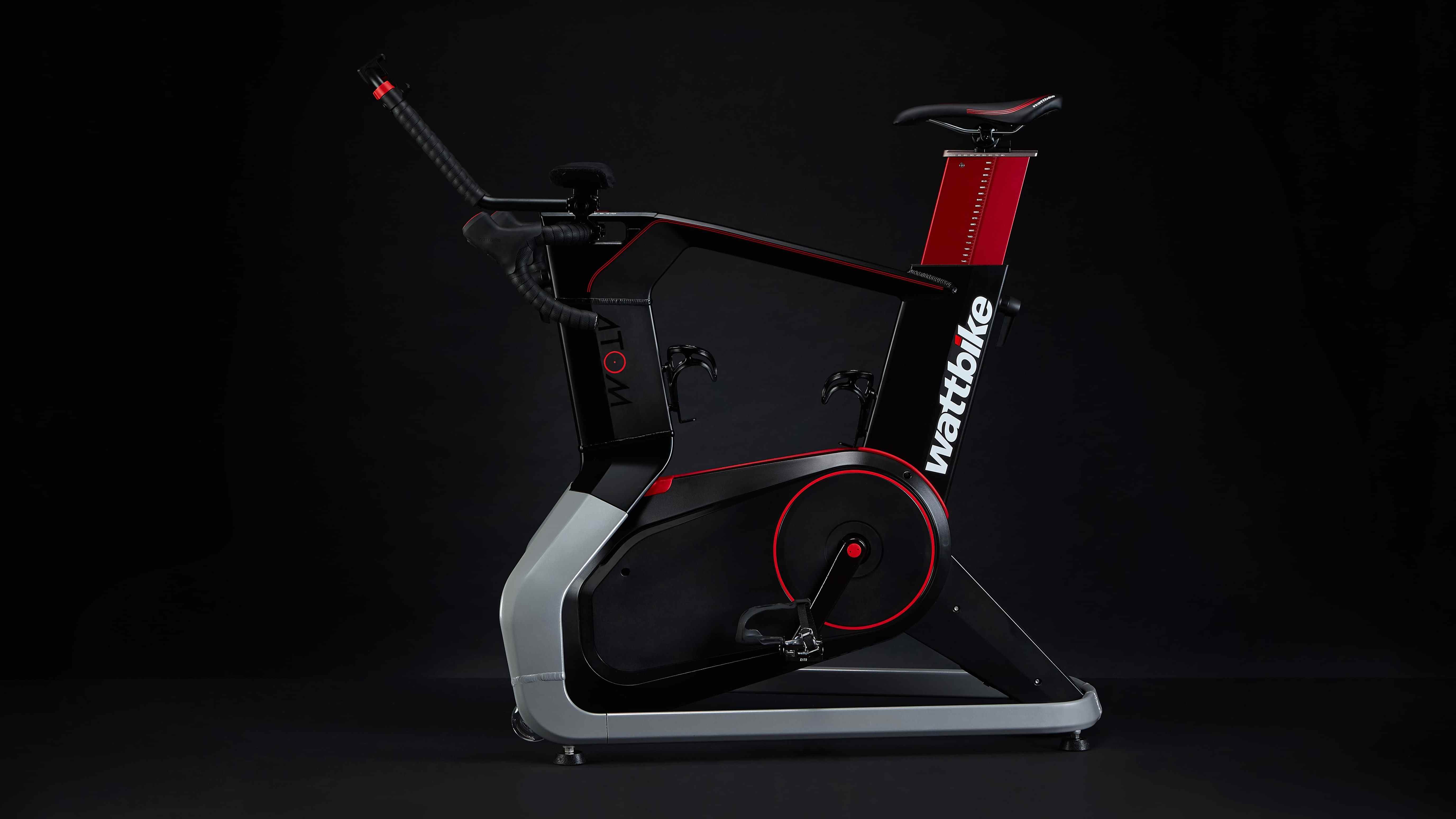 Wattbike Atom dans un studio sombre