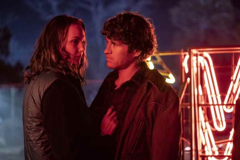 (de gauche à droite) Allyson (Andi Matichak) et Corey (Rohan Campbell) dans Halloween Ends, co-écrit, produit et réalisé par David Gordon Green.