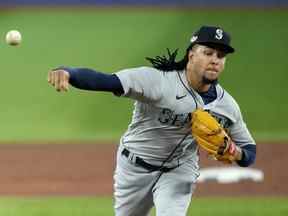 Le lanceur partant des Mariners de Seattle, Luis Castillo, travaille lors de la première manche de la MLB en séries éliminatoires contre les Blue Jays de Toronto.  (La Presse canadienne)