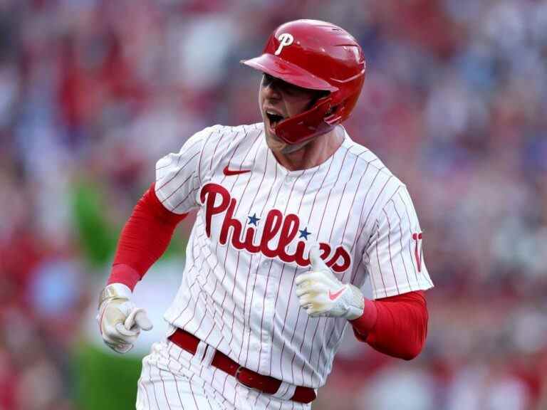 Hoskins, Harper homer, Phillies déroutent les Braves dans le troisième match de NLDS