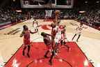 L'attaquant des Toronto Raptors Justin Champagnie (11 ans) se bat pour un rebond avec l'attaquant des Chicago Bulls Javonte Green.