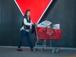 Une femme sort d'un magasin Canadian Tire à Toronto.