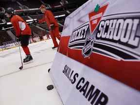 Participants à l'École de hockey Canadian Tire à Ottawa, en 2010.