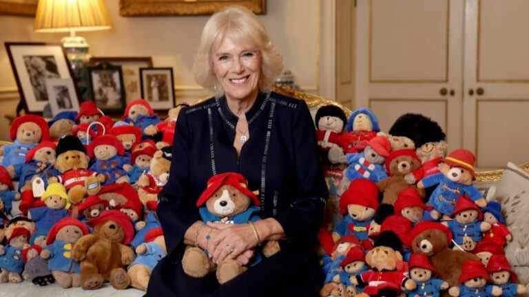 Camilla entourée de Paddington en hommage à la reine offerte à Barnardo’s