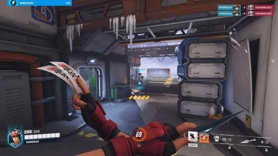 Revue Overwatch 2 : Une femme tenant des étoiles et des jetons ninja sur sa poitrine regarde un robot