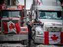 Une femme salue un chauffeur de camion le 6 février 2022, lors des manifestations du Freedom Convoy au centre-ville d'Ottawa.  Une enquête sur l'utilisation par le gouvernement libéral de la Loi sur les mesures d'urgence pour mettre fin à la manifestation a commencé cette semaine.