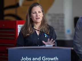 La vice-première ministre Chrystia Freeland prend la parole lors d'une conférence de presse à Bison Transport à Calgary.