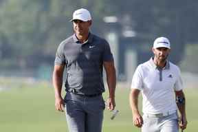 Brooks Koepka des États-Unis et Dustin Johnson des États-Unis marchent sur le 18e green lors de la dernière ronde de l'US Open 2018 au Shinnecock Hills Golf Club le 17 juin 2018 à Southampton, New York.  (Photo de Rob Carr/Getty Images)