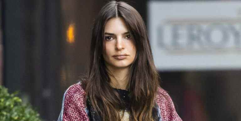 Emily Ratajkowski porte un pull Prince avec un pantalon à imprimé guépard en marchant Baby Sly