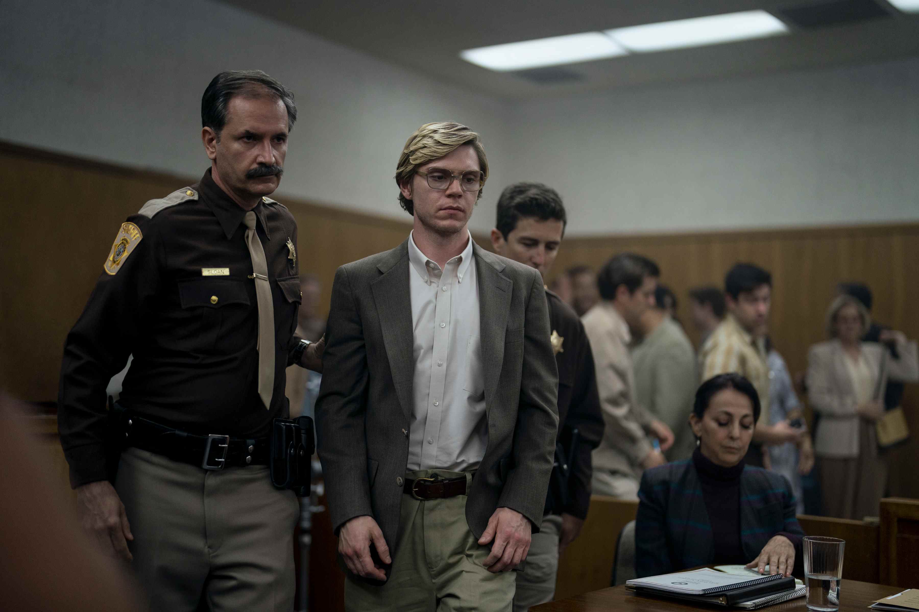 Evan Peters comme Jeffrey Dahmer dans "Dahmer.  Monstre : L'histoire de Jeffrey Dahmer."