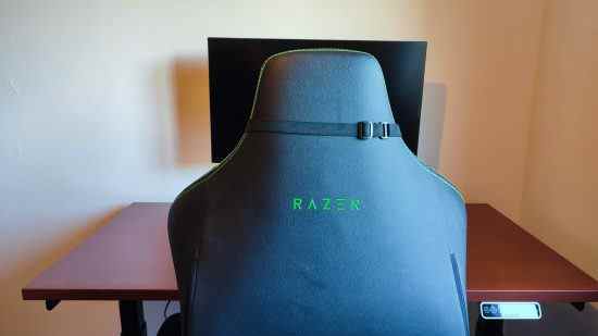 Test du Flexispot E8 - une chaise de jeu Razer se trouve au centre devant le bureau debout