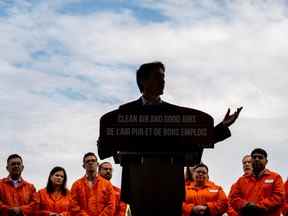 Le premier ministre Justin Trudeau prononce une allocution après avoir visité une aciérie à Hamilton, en Ontario, le 13 octobre 2022.