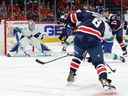 L'ailier gauche des Capitals de Washington Alex Ovechkin (8) marque un but sur le gardien des Canucks de Vancouver Thatcher Demko (35) en première période au Capital One Arena.