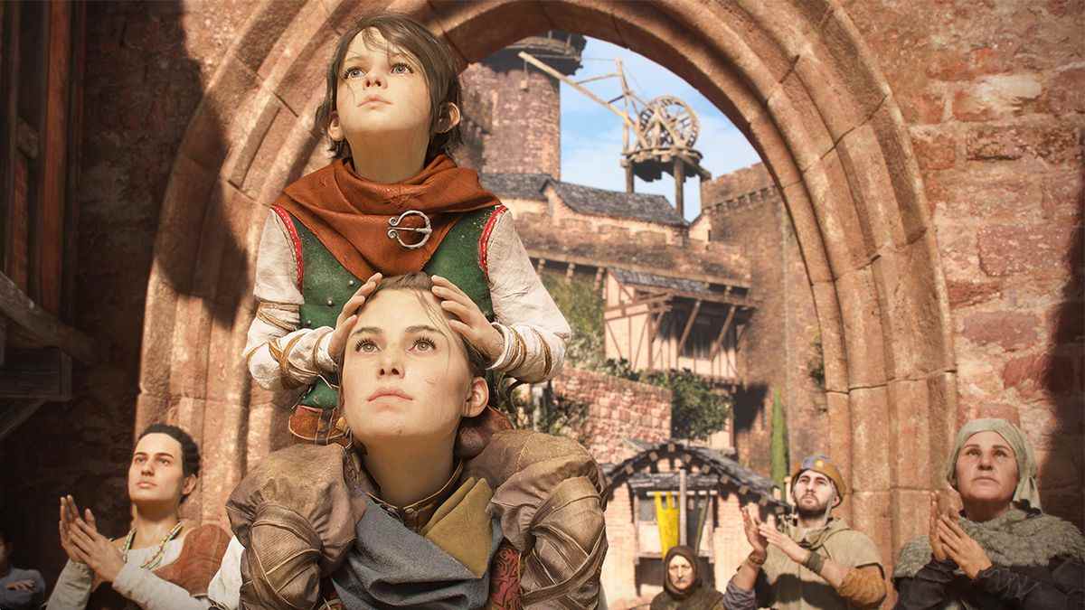 Hugo est assis sur les épaules d'Amicia alors qu'ils traversent une foule qui applaudit dans une ville dans A Plague Tale: Requiem