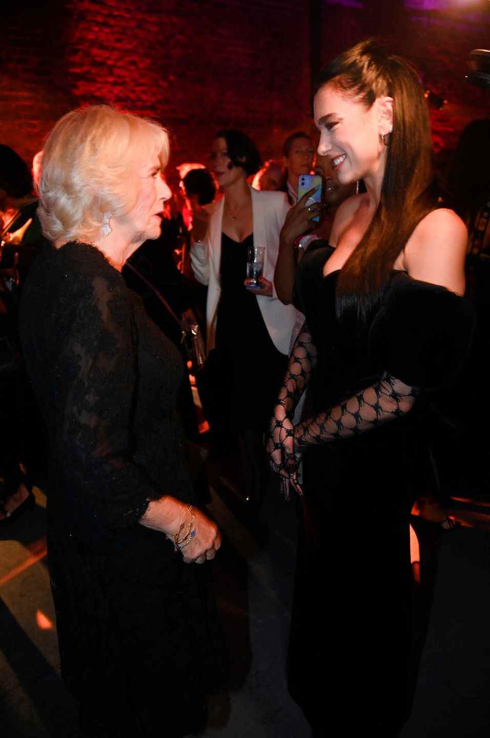 londres, angleterre 17 octobre camilla, la reine consort rencontre la chanteuse dua lipa lors de la cérémonie du prix booker 2022 pour la fiction à la rotonde, le 17 octobre 2022, à londres, angleterre photo de toby melville wpa poolgetty images