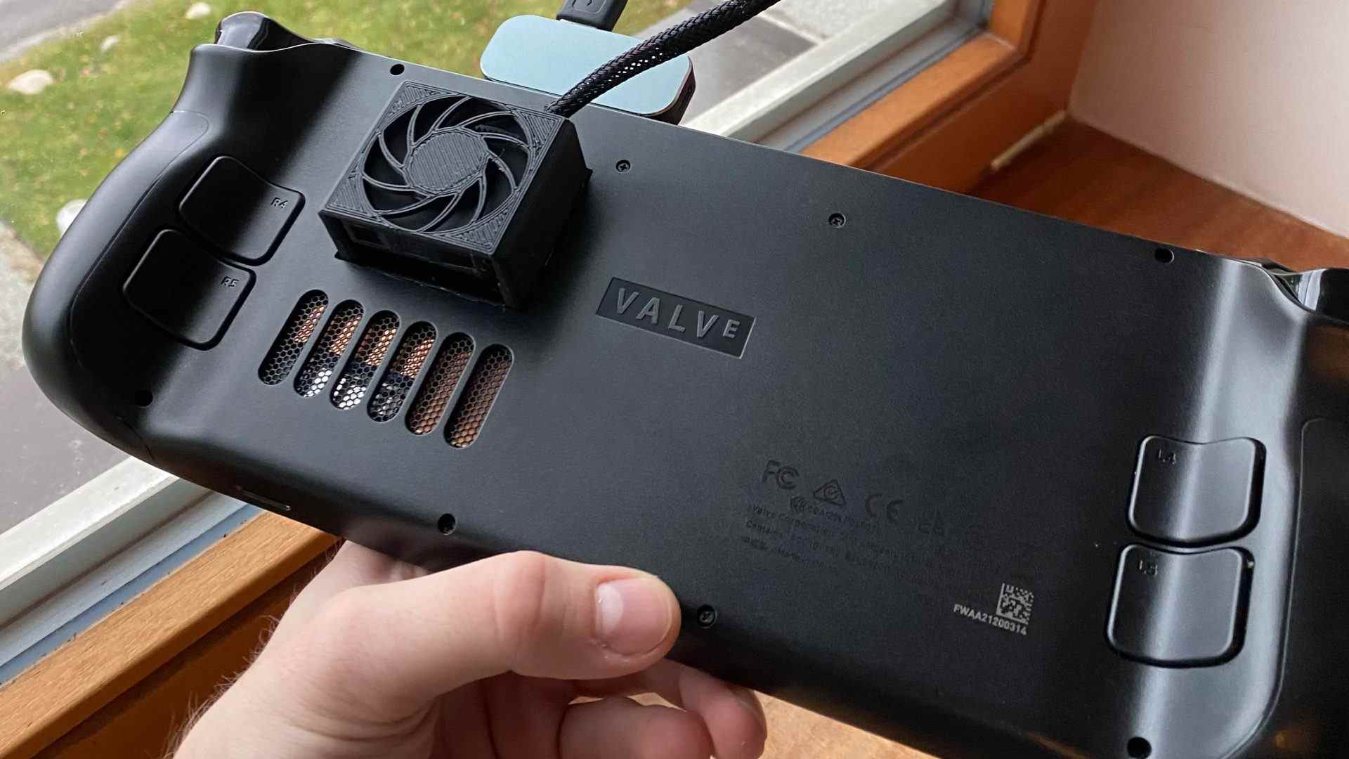 Le mod Steam Deck ajoute un petit ventilateur externe au PC portable de Valve
