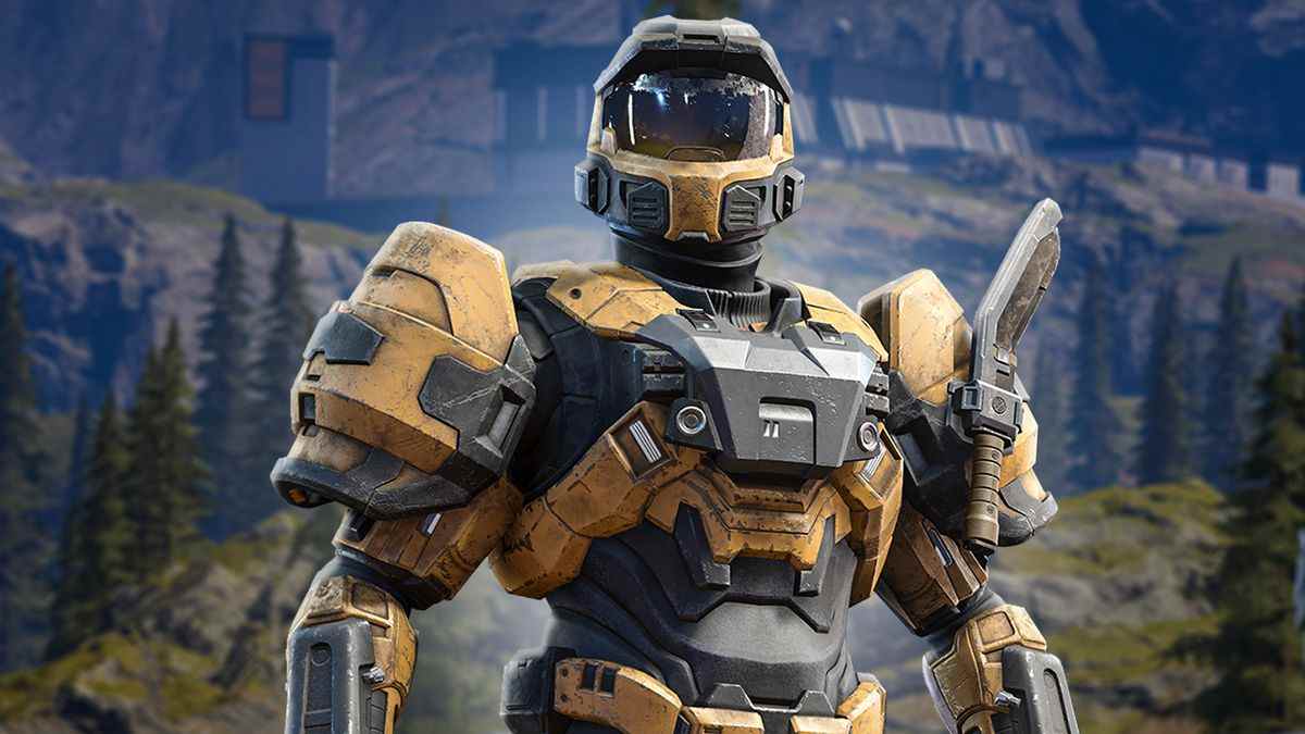 Un soldat spartiate en armure jaune debout devant un fond de forêt avec des structures métalliques au loin.