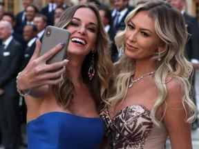 Les anciennes meilleures amies et les meilleurs golfeurs du monde WAGS, Jena Sims et Paulina Gretzky vus en 2018) se disputeraient.  GETTY IMAGES