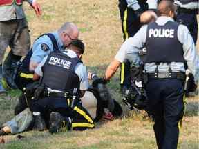 La GRC de Burnaby menotte un homme après qu'un policier a été poignardé mardi matin.