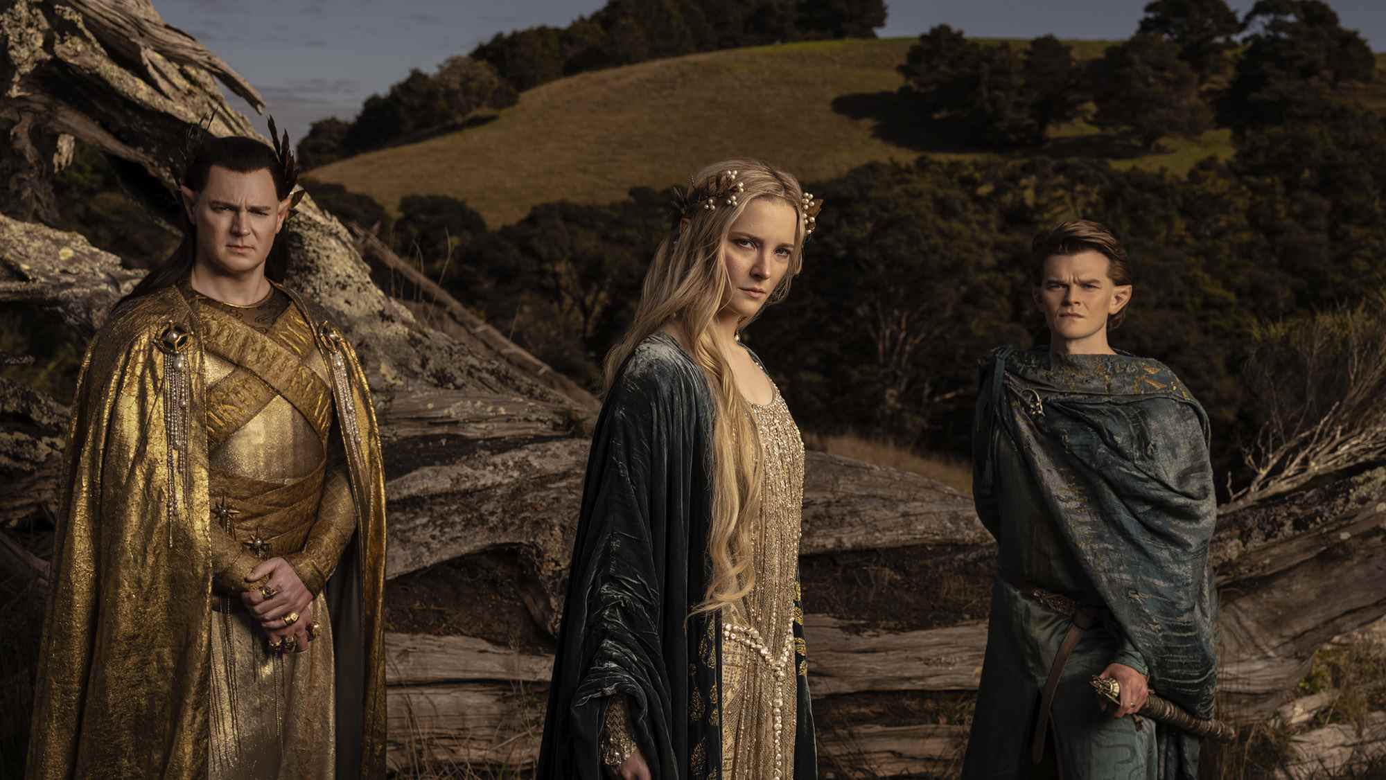 Benjamin Walker (High King Gil-galad), Morfydd Clark (Galadriel), Robert Aramayo (Elrond) dans l'art pour Le Seigneur des Anneaux : Les Anneaux de Pouvoir