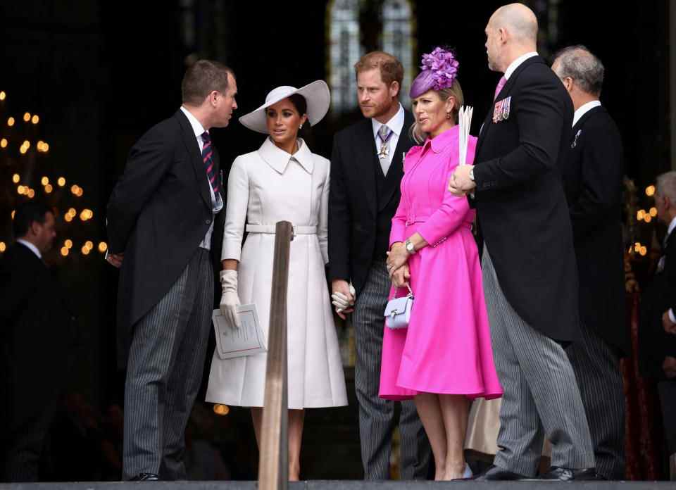 LONDRES, ANGLETERRE - 03 JUIN : (LR) Peter Phillips, Meghan, duchesse de Sussex, le prince Harry, duc de Sussex, Zara Tindall et son mari Mike Tindall partent après le service national d'action de grâces pour célébrer le platine Jubilé de Sa Majesté la Reine à la cathédrale Saint-Paul le 3 juin 2022 à Londres, en Angleterre.  Le jubilé de platine d'Elizabeth II est célébré du 2 au 5 juin 2022 au Royaume-Uni et dans le Commonwealth pour marquer le 70e anniversaire de l'accession de la reine Elizabeth II le 6 février 1952. (Photo de Victoria Jones - WPA Pool/Getty Images)