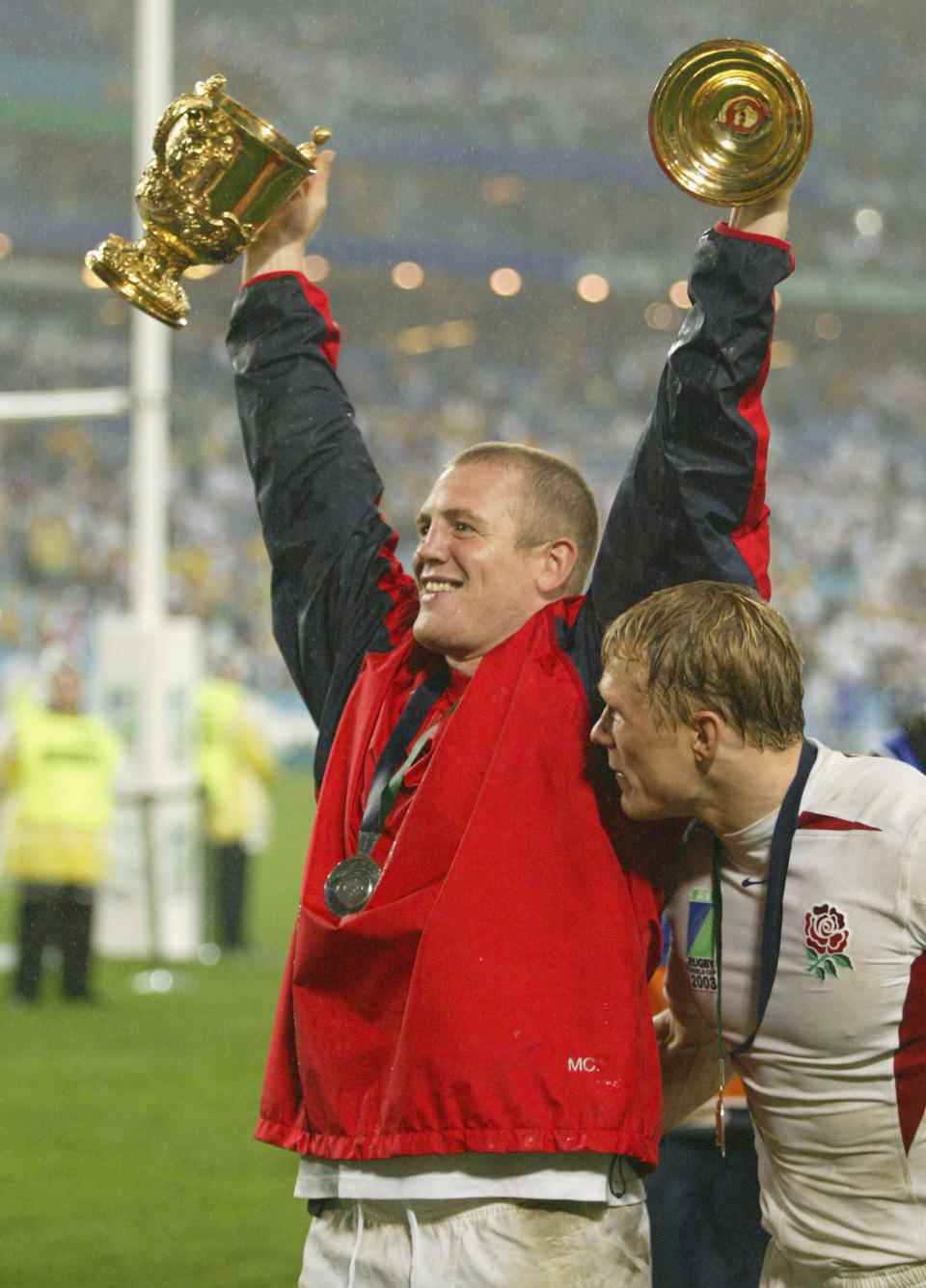 SYDNEY, AUSTRALIE - 22 NOVEMBRE : Mike Tindall d'Angleterre célèbre après que l'Angleterre a remporté le match final de la coupe du monde de rugby entre l'Australie et l'Angleterre au stade Telstra le 22 novembre 2003 à Sydney, Australie.  (Photo de Daniel Berehulak/Getty Images)